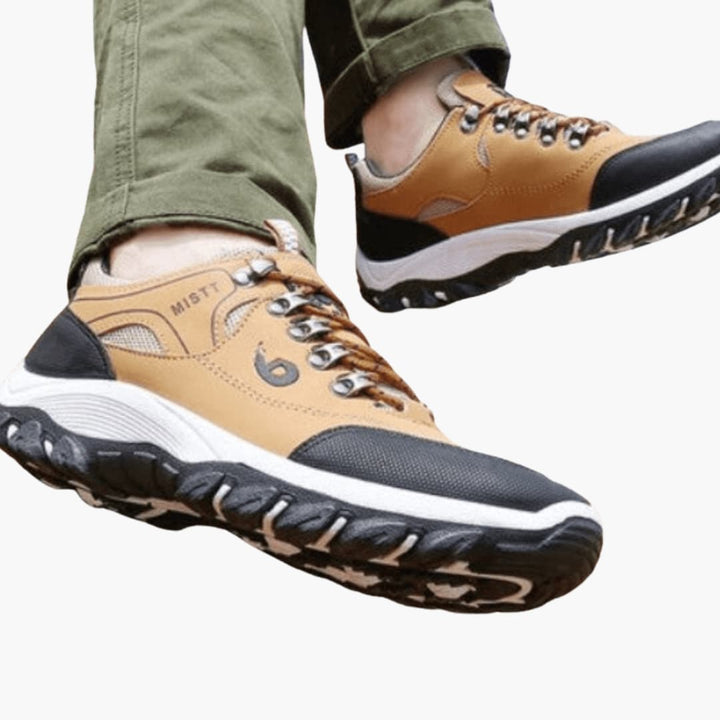 Miesten vaelluskengät nauhakiinnityksellä ja kuvioidulla ulkopohjalla