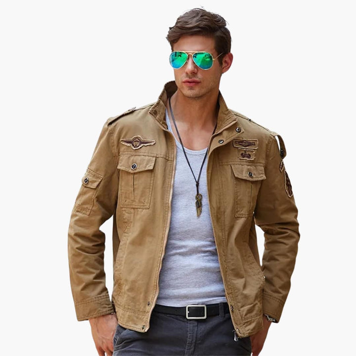 Herrenjacke mit Stehkragen und mehreren Taschen
